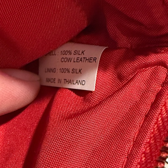 Jim Thompson Red Patterned Crossbody Bag and wristlet combination 100% silk - Picture 8 of 9